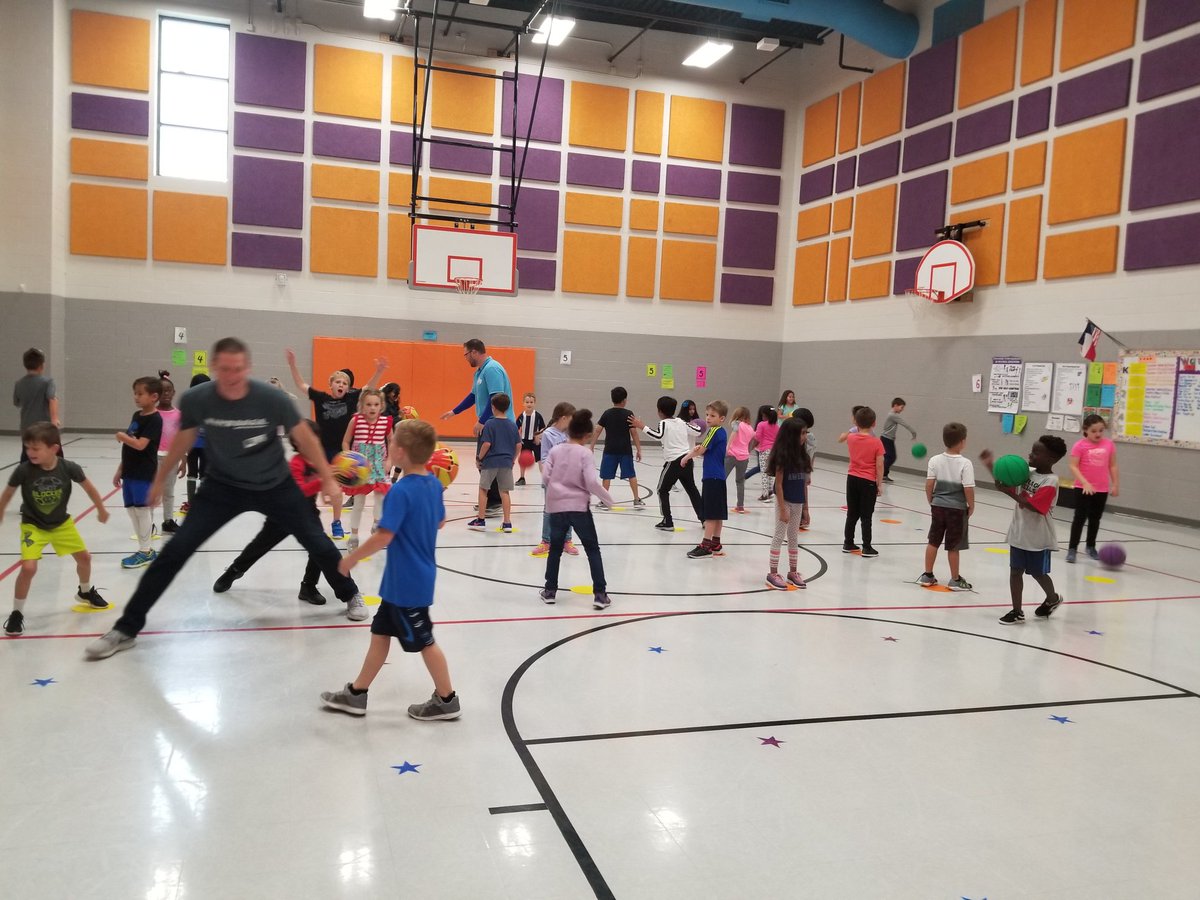 CoachJamesPE's tweet photo. 2nd grade playing Hula Knockout @VaughnElemFISD with our Watch Dogs!! #LOVEHavingDadsAtSchool #VaughnElementary #VaughnPE #HealthyZoneSchool #OffenseAndDefense https://t.co/M7JD51W6ay
