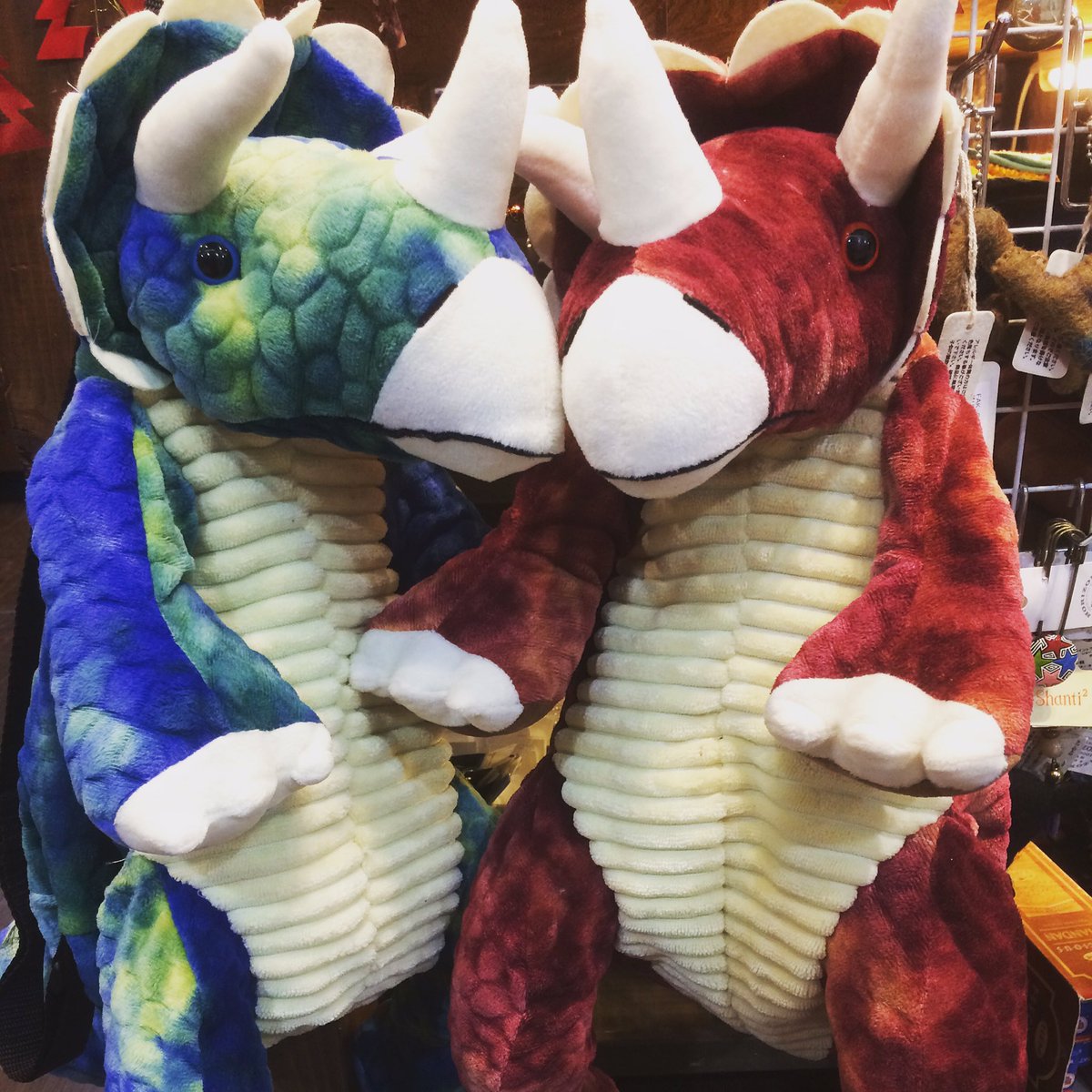 ট ইট র Horizon府中店 恐竜リュック トリケラトプス入荷しました 大人気の恐竜リュック 新作です 青と赤がありますが どちらも可愛いです 2592 東京 府中 くるる ホライズン Tokyo Fuchu Kururu Horizon トリケラトプス カバン 恐竜