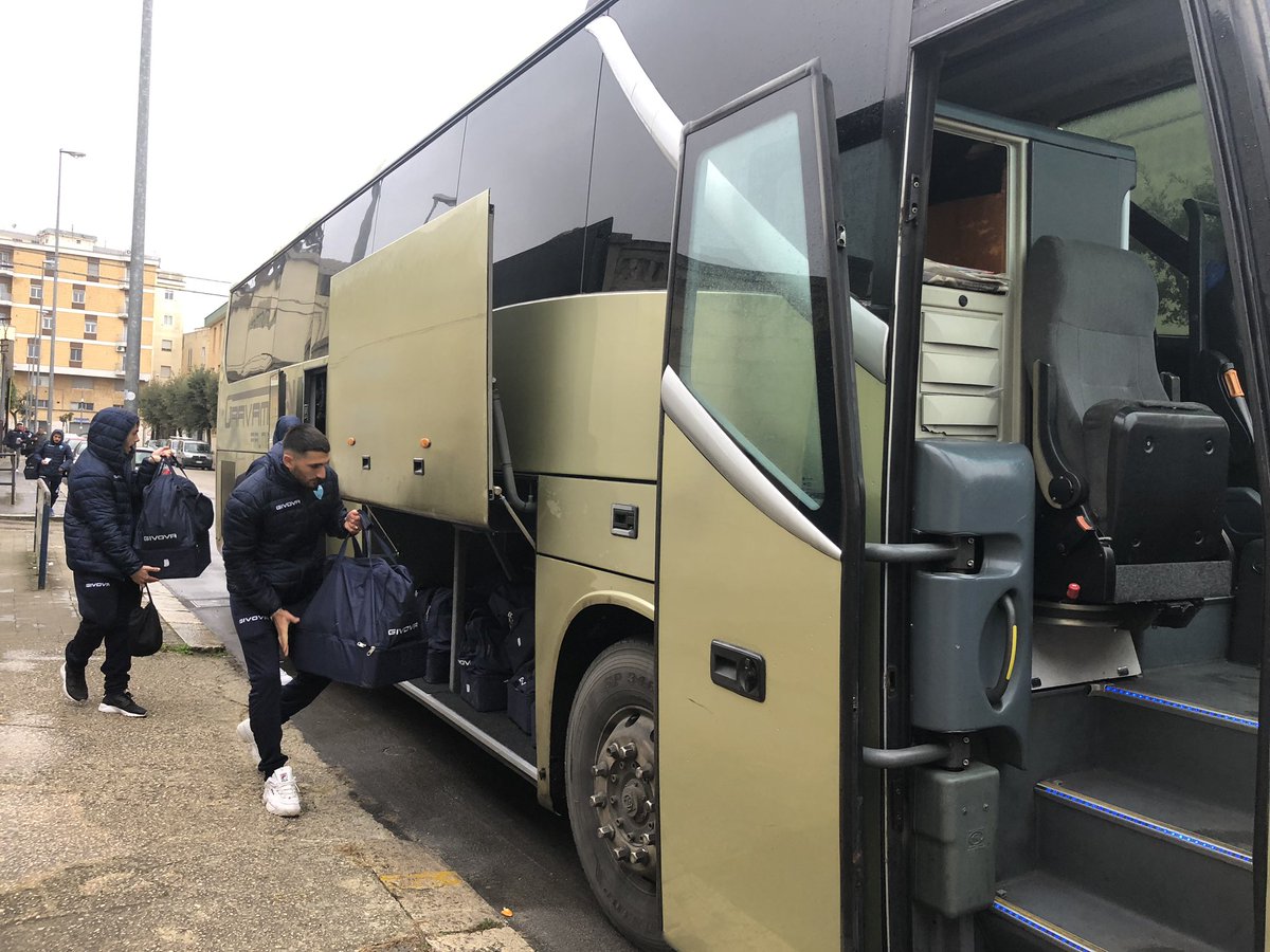MateraCalcio1's tweet photo. ➡️ LA PARTENZA DEL MATERA
🚌 Il Matera Calcio parte ufficialmente per Monopoli per disputare la 14^ giornata di campionato di Serie C 2018-19 Girone C. 😃
#ForzaMatera #AvantiBue ⚪️🔵 https://t.co/uoGHgr1gAW