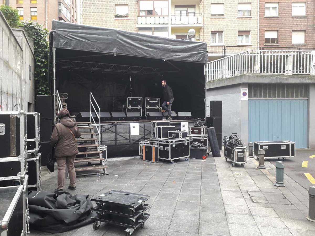 Gogoratu gaur iluntzeko zita! 20:00etan La Zonan, Kepa Junkera eta Sorginak, gure parte hartzearekin batera! #Maletak iritsi dira jada eta Kepa eta Sorginak inpernuko hauspotik irten berri dira Santutxura bidean... Erdu gurekin!! <a href="/kepajunkera/">Kepa Junkera</a> <a href="/7sorginak/">Sorginak</a>