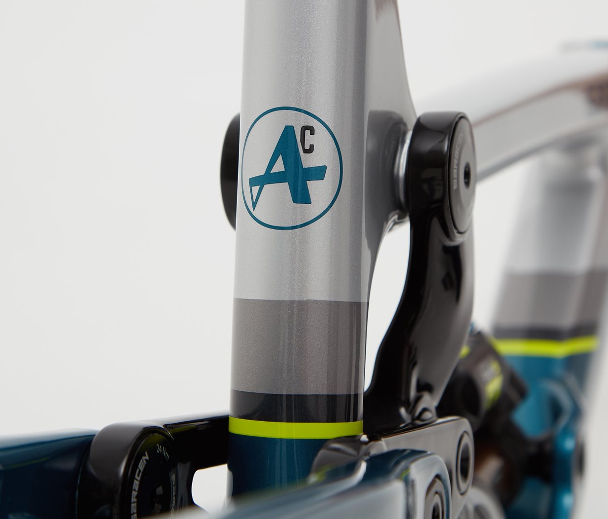 SaracenBikes's tweet photo. Last year we made the first carbon Ariel, you guys seemed to like it... so we've made it again but with a fresh coat of paint! 🎨

Meet this years Ariel LTX frameset, all it needs now is for you to build it. Decisions 🤔

👉 https://t.co/ec3eCJwH2t https://t.co/RZcsSaGlX3
