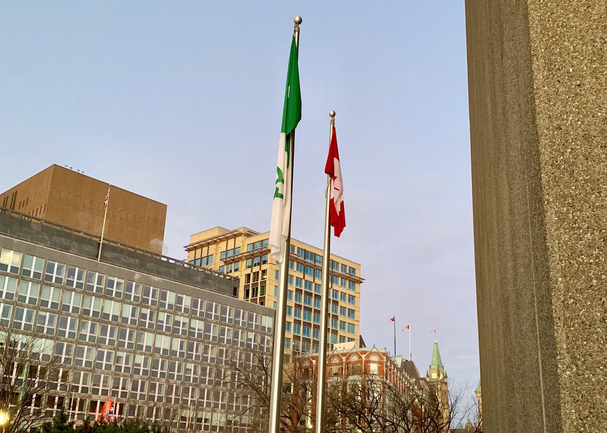 AnnabelleCNANAC's tweet photo. Le @CNAduCanada a hissé le drapeau vert et blanc en signe de solidarité envers les Franco-Ontariens et les communautés francophones qui vivent en milieu linguistique minoritaire. #ONfr https://t.co/07LYeK5QGY