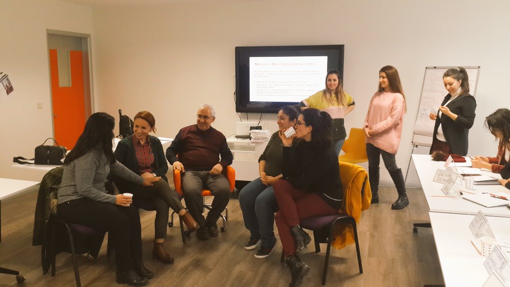 Öğretmen sınıfta tıpkı bir oyuncu gibidir. Müfredat oyuncu öğretmenin başarılı performansıyla ancak çocukların yaşamında yer bulur. Öğretmenlik eğitiminde Boğaziçi Üniversitesi vizyon farkıyla Doğa Koleji  öğretmenleri bir adım önde! <a href="/AliRizaLule/">Ali Rıza Lüle</a> @SanemBH <a href="/nurhansutlass/">Dr. Nurhan Sütlaş</a> <a href="/RaufAkan/">Rauf Akan</a>