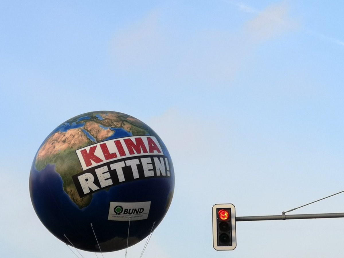 ackerm_ann's tweet image. "Sun 🌞 instead of coal🏭" 
Right now 25+ thousand people in Berlin and Köln Germany 🇩🇪 are demanding from the government to #SaveClimate &amp;amp; stop burning fossils. The alternative is there: #renewable energy! 
 #KlimaKohleDemos