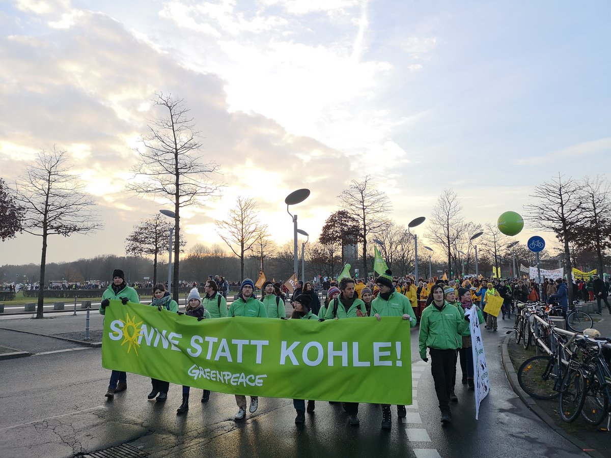 ackerm_ann's tweet image. "Sun 🌞 instead of coal🏭" 
Right now 25+ thousand people in Berlin and Köln Germany 🇩🇪 are demanding from the government to #SaveClimate &amp;amp; stop burning fossils. The alternative is there: #renewable energy! 
 #KlimaKohleDemos