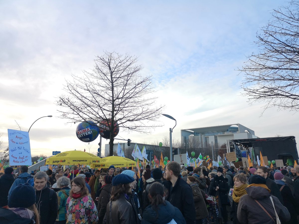 ackerm_ann's tweet image. "Sun 🌞 instead of coal🏭" 
Right now 25+ thousand people in Berlin and Köln Germany 🇩🇪 are demanding from the government to #SaveClimate &amp;amp; stop burning fossils. The alternative is there: #renewable energy! 
 #KlimaKohleDemos