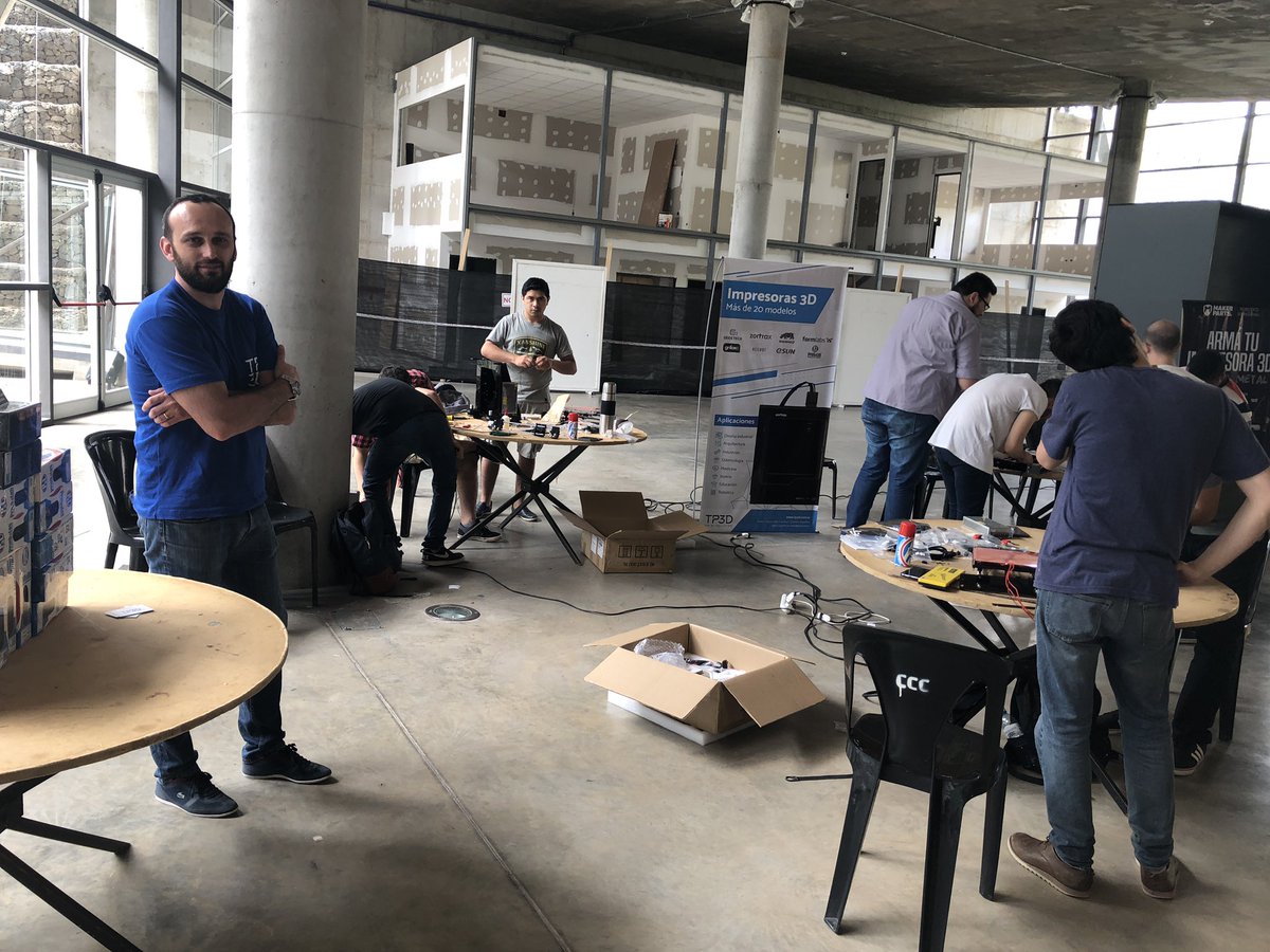 TotiBertotti's tweet photo. Campeonato de armado de impresoras 3D #TP3D #congreso3d https://t.co/u4KhwePe2i