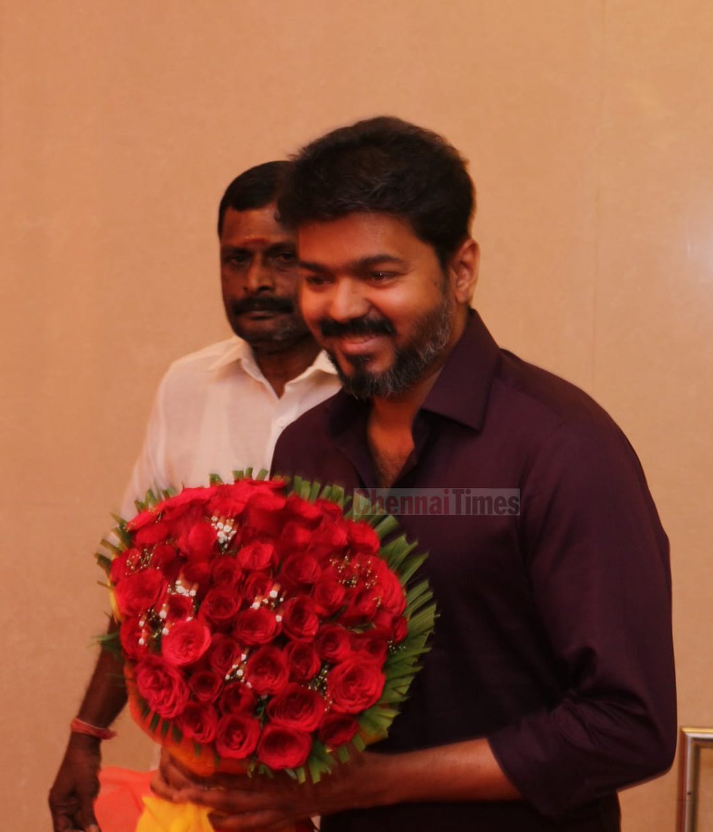 georgeviews's tweet photo. Need to follow this man to learn a thing or two about best dressing sense! 😍 #Vijay https://t.co/bBGQtiiIy0