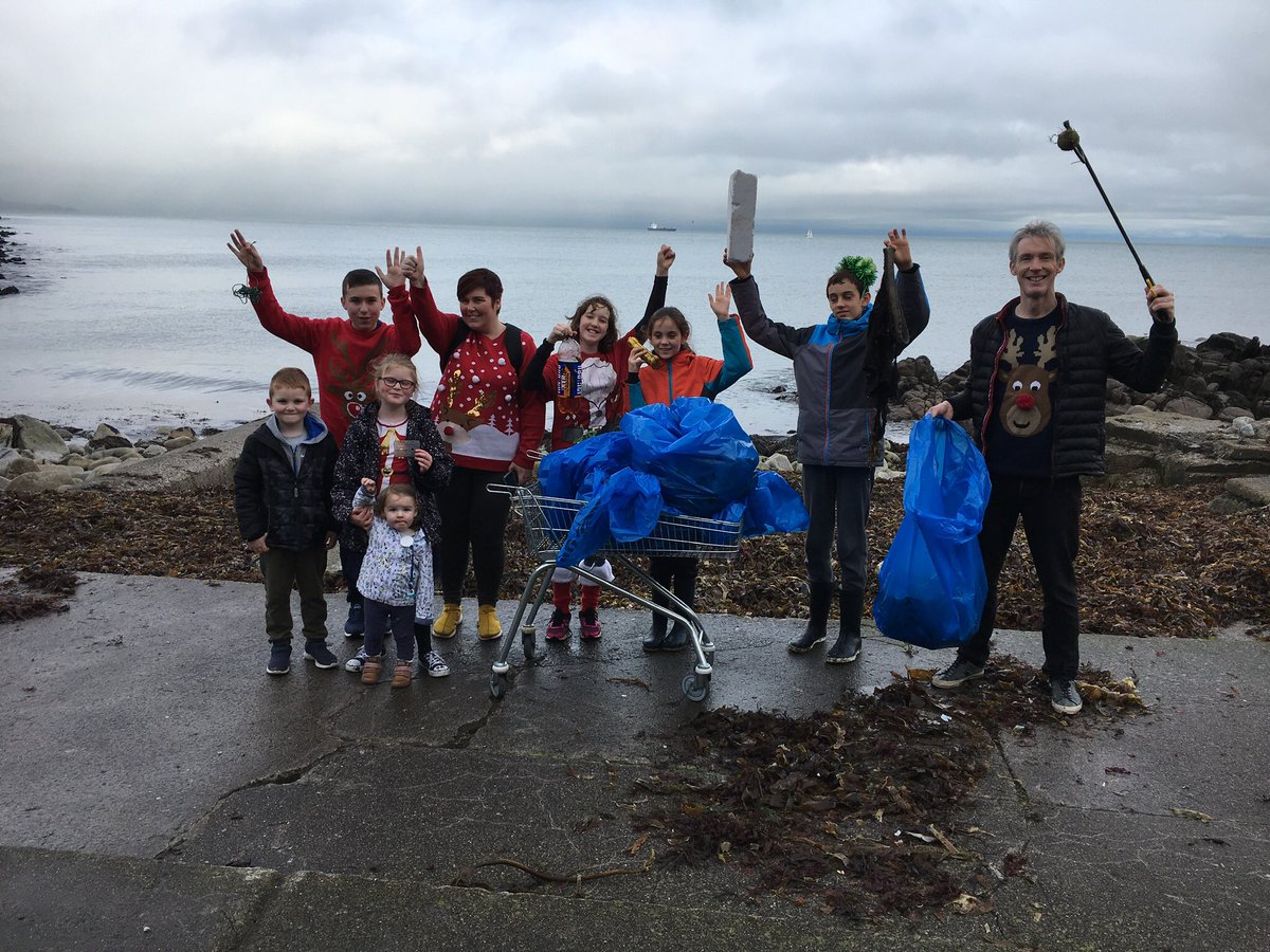 Hi everyone Flossie here! Just back from a great beach clean where we had lots of helpers who came dressed in Christmas outfits and we found a lot of cool things plus another shopping trolley! ❤️🌊🎄