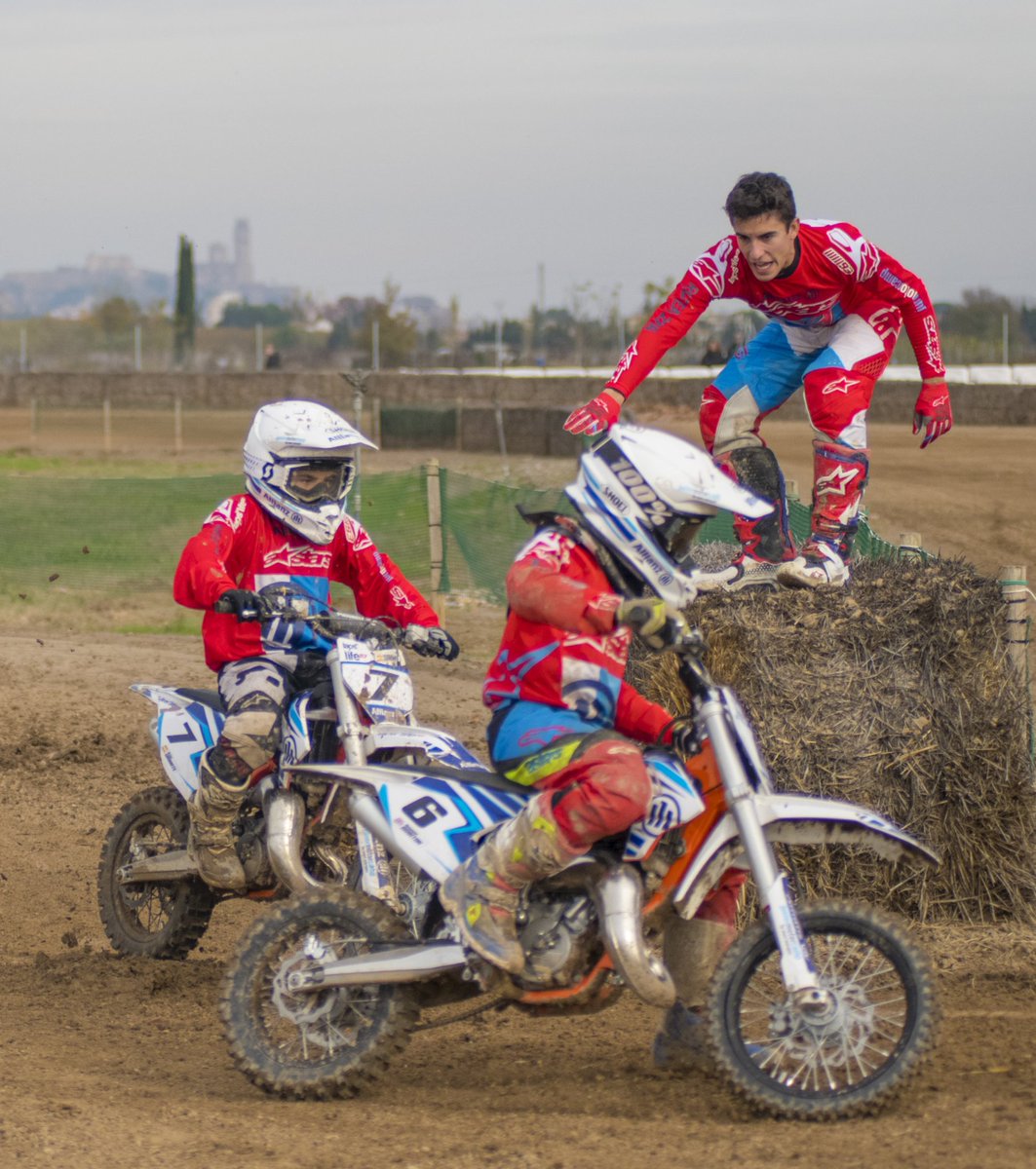 LapsForLife93's tweet image. .@marcmarquez93 y @alexmarquez73 en el segundo día del #AllianzMotorCamp18 en @motocros_rufea. ¡Diversión y gas a tope!