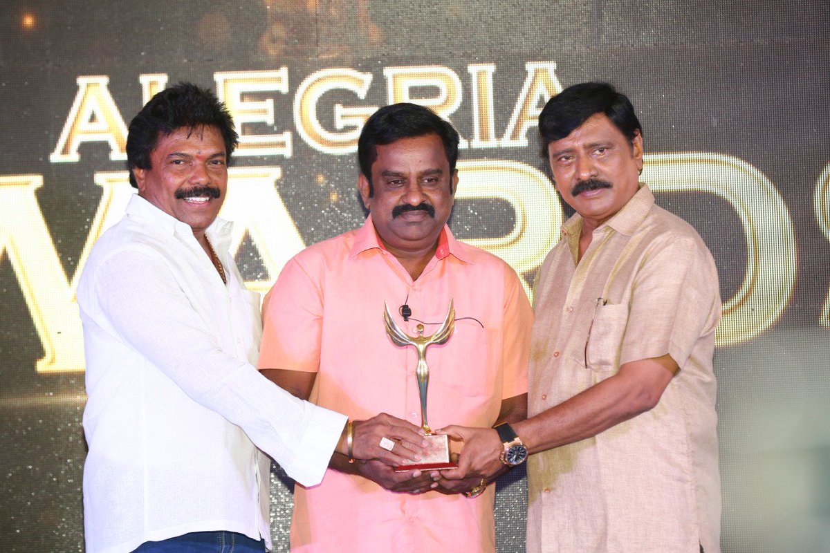 vtv24x7's tweet photo. Congrats to @rajathirumagan (a) Su Senthilkumar for receiving #BestCharacterArtist Award at #ALEGRIAResortsAward for his excellent performance in #Thimirpudichavan Hatsoff Actor @vijayantony for utilizing a journo at its best in his movies.
#BestCharacterArtistRajaThirumagan https://t.co/FUfYQjp5mG