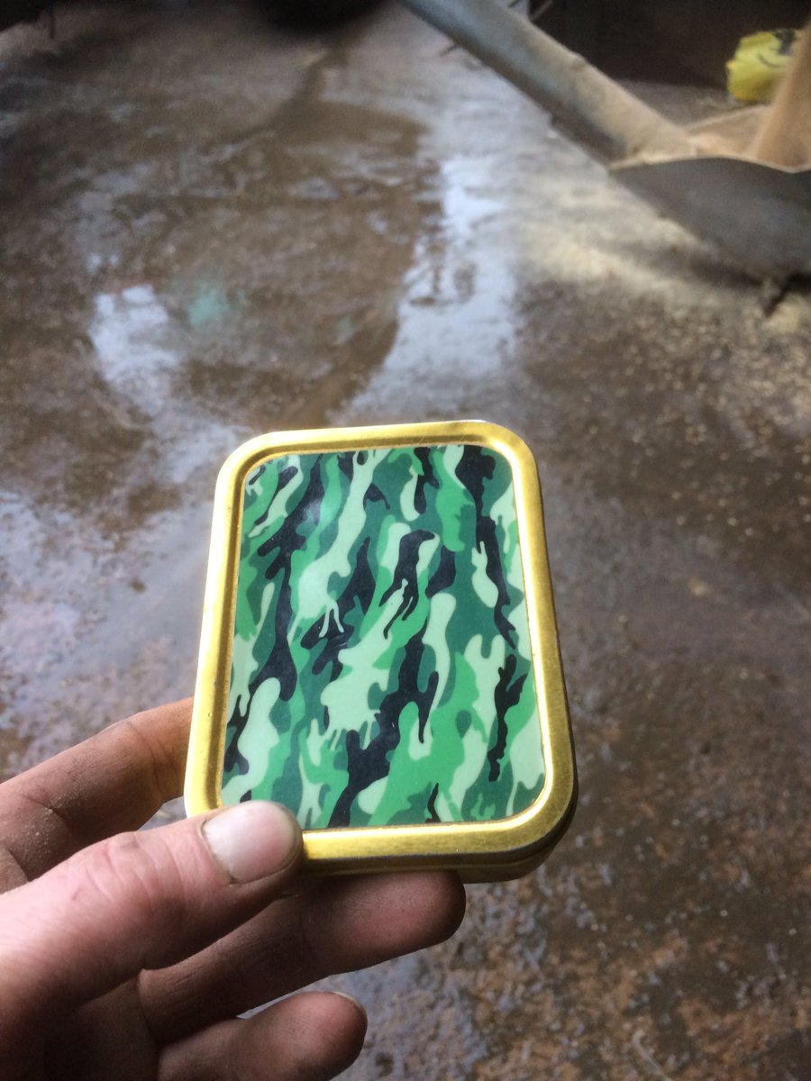 bobd538's tweet photo. Best boss finder iv ever had open the tin roll a fag and sure as anything the boss appears from nowhere https://t.co/AhZDgb6ZX2