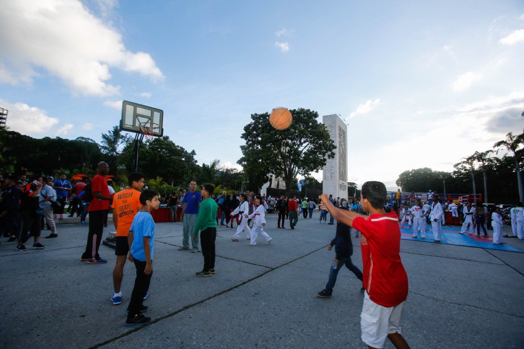 NestorLReverol's tweet photo. #EnFotos | Así fue el inicio del Despliegue del Dispositivo de Seguridad #NavidadesDePaz2018 desde Los Próceres https://t.co/cgw0ViJAh5  https://t.co/HcInm21ASB