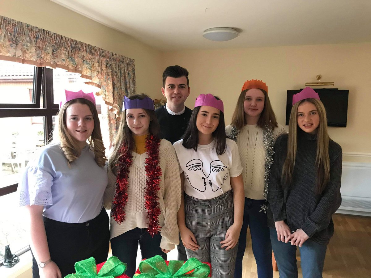 OLHS_RE's tweet photo. Our fantastic Justice and Peace group extending good will to a local Care Home @JandPScotland #faithinaction #preferentialoption #CatholicSchoolsGoodForScotland @OLHSCumbernauld @rercag @SCESDirector https://t.co/skkLBVuFWt