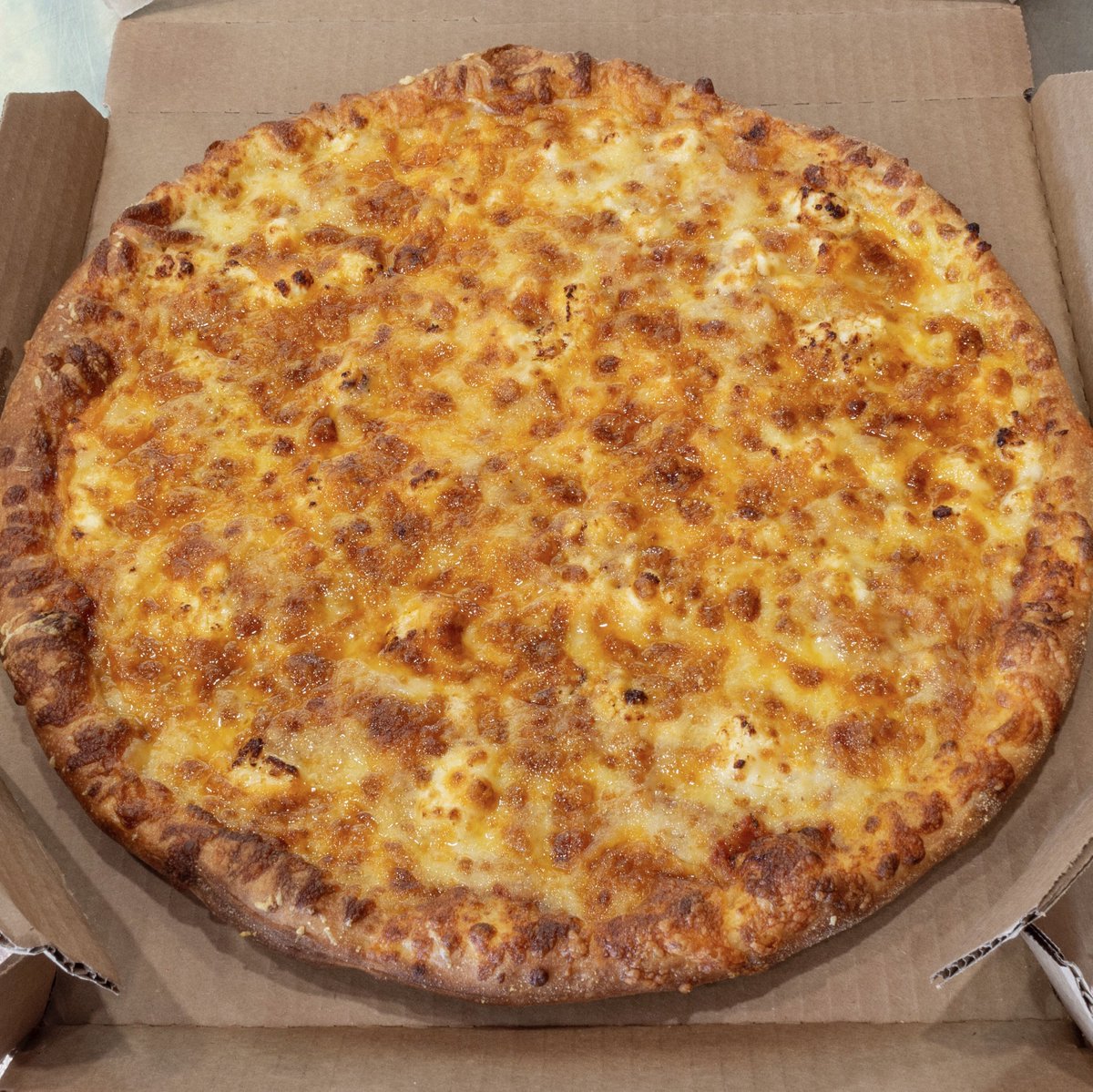 DominosRD's tweet photo. ¡Esta delicia está hecha con 6 quesos:😍😍 mozzarella, feta, provolone, cheddar, parmesano y asiago! Ordénala ahora en https://t.co/rgzuNXqFcA o vía #DominosApp 📲#dominosrd https://t.co/HTOhNvLtoN