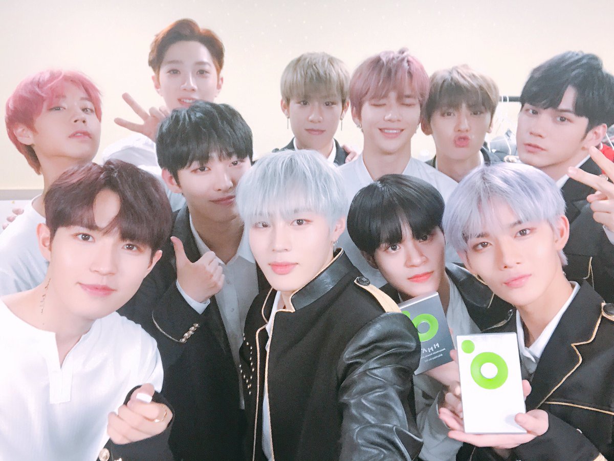 karensyu116's tweet photo. @WannaOne_twt 우리 관린이 형들이랑 축하합니다❤🏆🏆🏆🎉🎉🎉❤
#워너원 #WannaOne #라이관린 #Laikuanlin #賴冠霖 #SpringBreeze4thWin #MelonMusicAwards https://t.co/v5uivGecqd