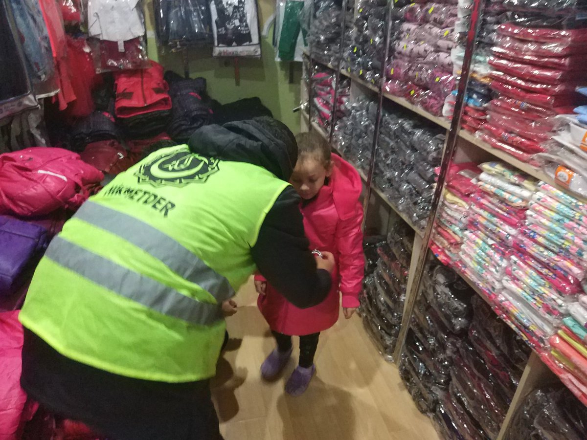 Sizlerin Yapmış olduğunuz bağışlarla Yetim ve ihtiyaç sahibi çocuklara kışlık elbise ve mont tedarik edildi. Rabbim emeği geçen kardeşlerimizden razı olsun.