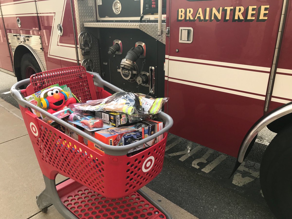 BFDlocal920's tweet photo. On our way to Town Hall to #FillACruiser with @BraintreePolice and @BrewsterEMS ! https://t.co/vS5xhTuybp