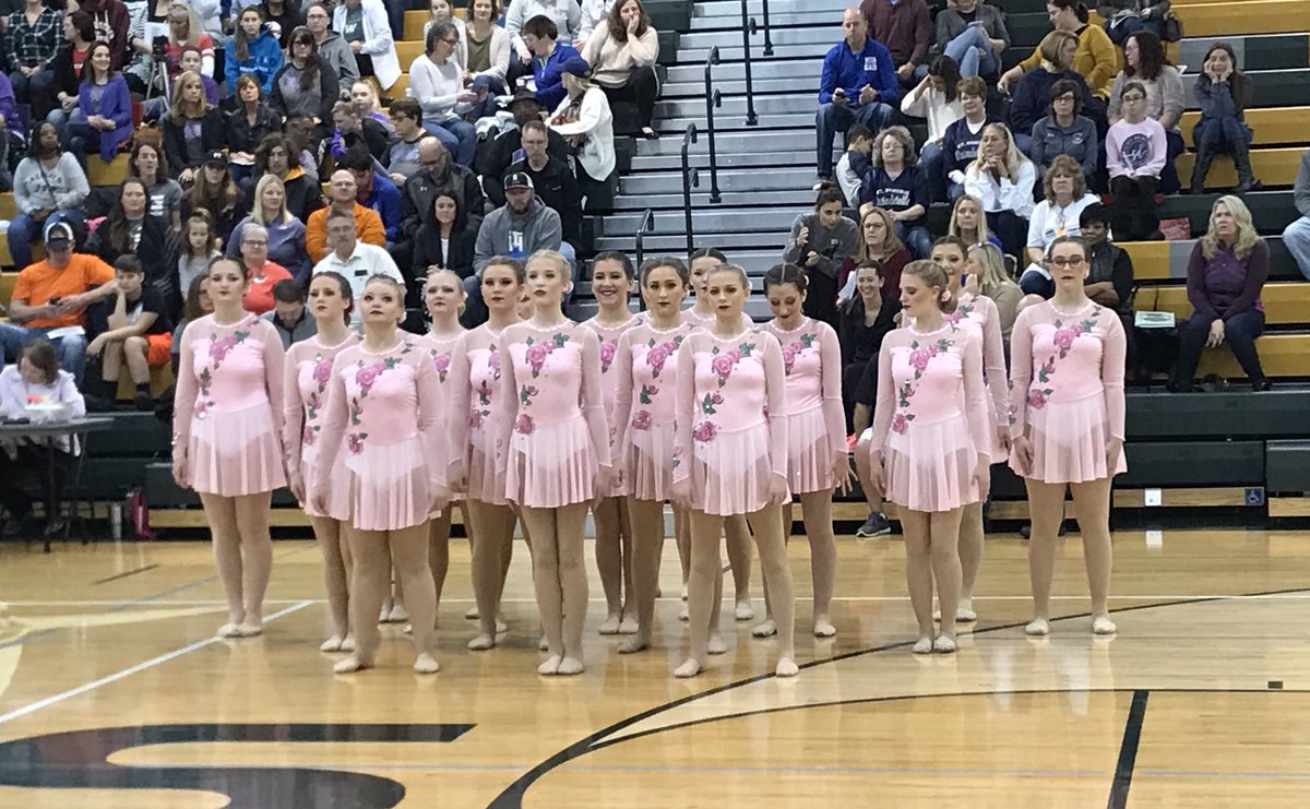 WindsorHighOwls's tweet photo. The WHS Golden Line is blowing away the crowd at Lindbergh this morning!!!
#GoOwls #GoDance https://t.co/5dmmZAwv3m