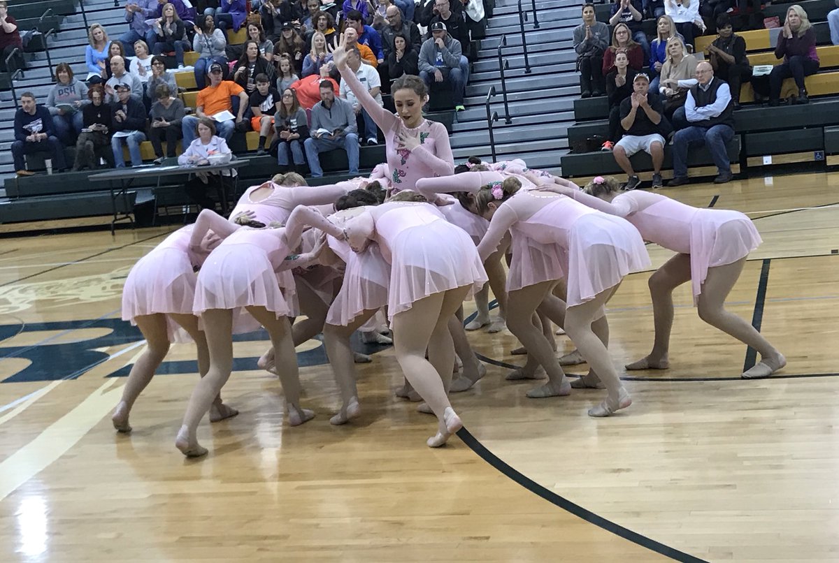 WindsorHighOwls's tweet photo. The WHS Golden Line is blowing away the crowd at Lindbergh this morning!!!
#GoOwls #GoDance https://t.co/5dmmZAwv3m