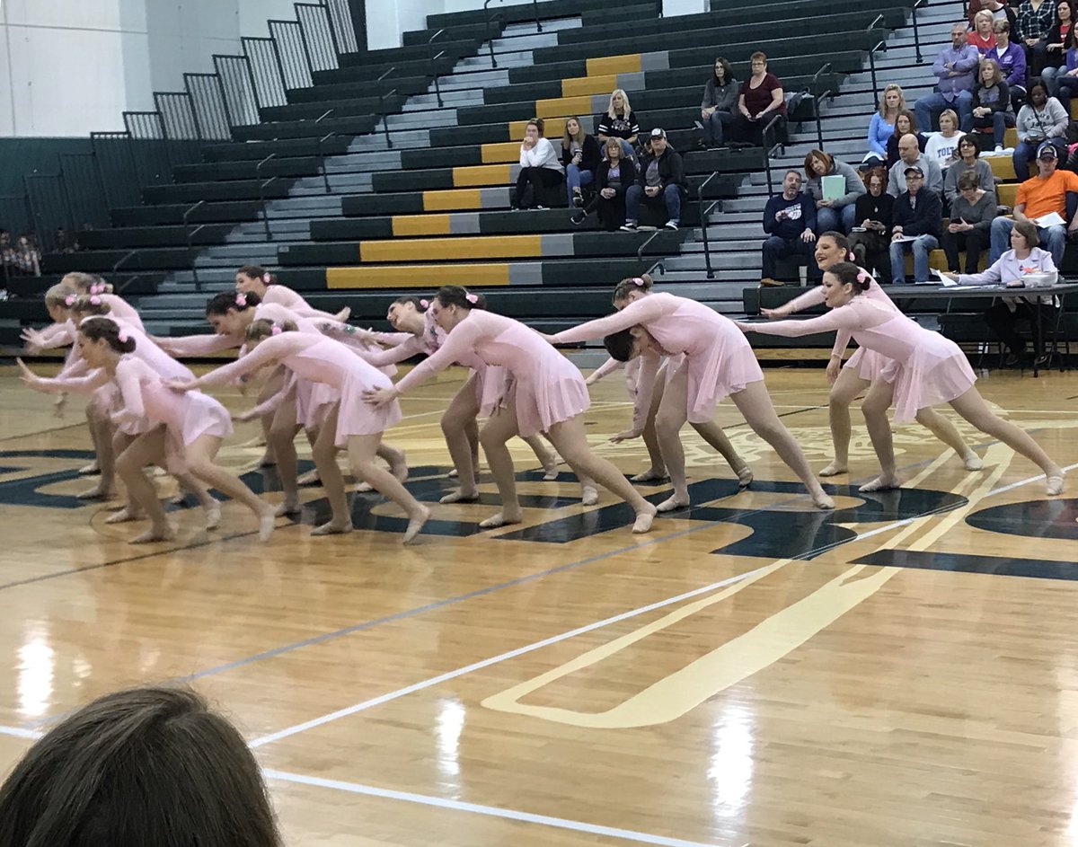 WindsorHighOwls's tweet photo. The WHS Golden Line is blowing away the crowd at Lindbergh this morning!!!
#GoOwls #GoDance https://t.co/5dmmZAwv3m