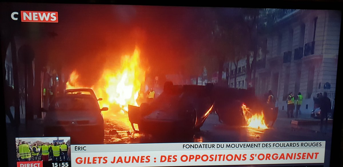 Protests in France - barricades rised in Paris - Page 3 DtVxHAWWkAc5lfB