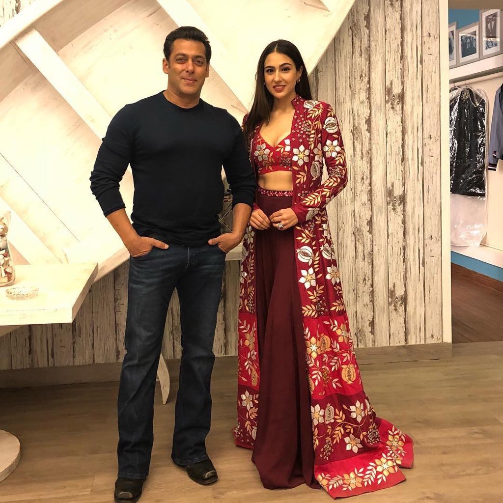 sara_updates_'s tweet photo. @_saraalikhan has rocked #bigboss sets 
Looking very much beautiful love you 😍 
#saraalikhan #SushantSinghRajput #KedarnathMovie 

FOLLOW-@sara_updates_  for more updates of #SaraAliKhan https://t.co/WWIZW5lNxg