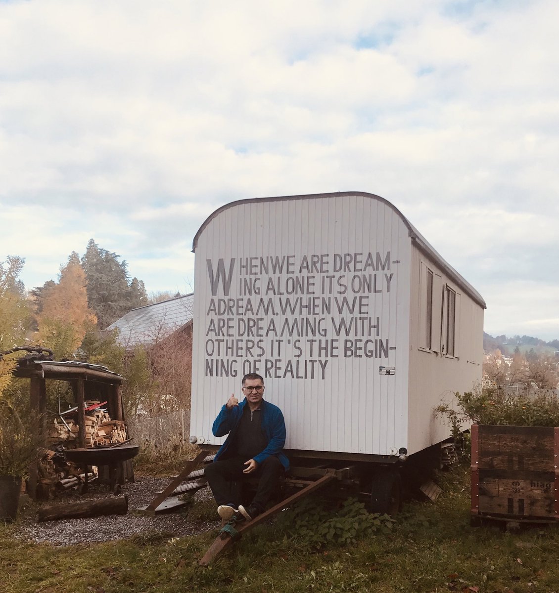 “Tek başına kurulan hayal rüyadan ibarettir. Hep beraber kurulan hayal, hakikatin başlangıcıdır.“
Bugün bir İsviçre köyünde buldum bu sözü...