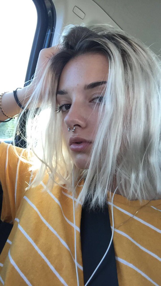 oneksan's tweet image. j'ai changé de couleur de cheveux, j'ai bronzé et je me suis mise à refaire mon trait d'eyeliner mais je me prend toujours en photo du même profil.... #Evolution2018