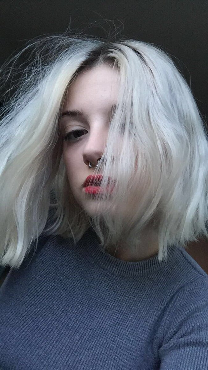 oneksan's tweet image. j'ai changé de couleur de cheveux, j'ai bronzé et je me suis mise à refaire mon trait d'eyeliner mais je me prend toujours en photo du même profil.... #Evolution2018