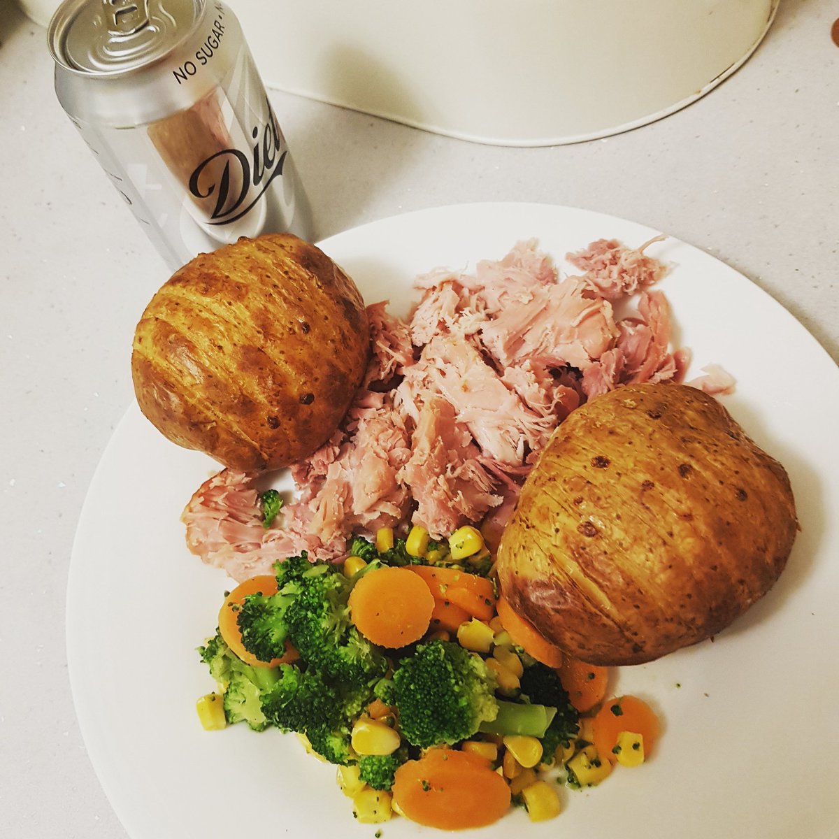 kerry_swadwick's tweet photo. Slow cooked gammon, garlic hassleback potatoes made with garlic @Frylighthq and ping veg #slimmingworld #slimmingworldadwick #slimmingworlddoncaster #adwick #doncaster #slowcooker #healthyeating #foodoptimising #freefood #Slim4Xmas #slimforsanta https://t.co/GfXAgdVfS8