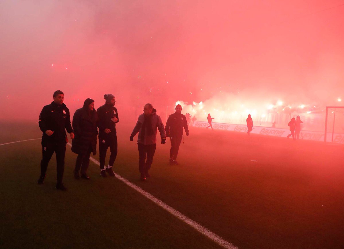 FilGoal's tweet photo. أجواء رهيبة في ملعب تورك تليكوم 🔥🔥
الجماهير تؤازر لاعبي جالاتا سراي بهذا المشهد المُهيب قبل مواجهة بشكتاش غدا https://t.co/CZkGDN97ps
