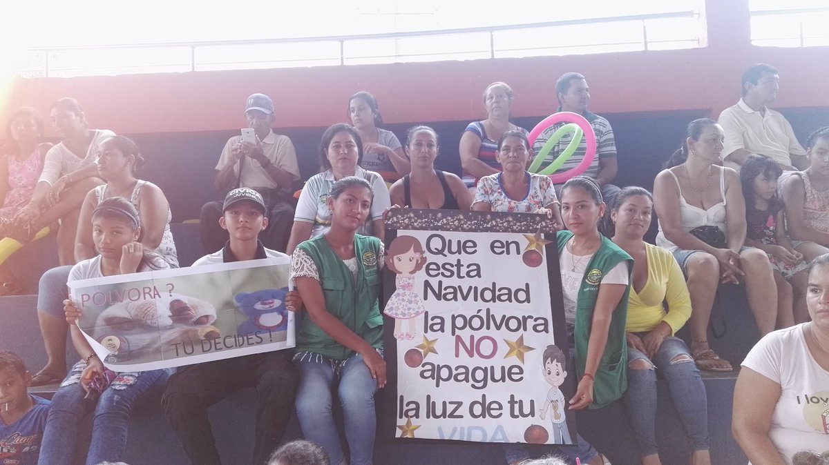 JosePinerez's tweet photo. En #Cimitarra llegamos a la Comunidad con un mensaje de navidad  NO A LA POLVORA  PIÉNSALO.@PoliciaStander #MasCercaDelCiudadano. https://t.co/mC1n2EjZXM