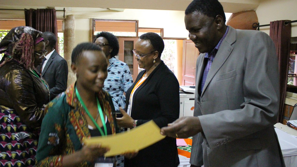 GREATAgResearch's tweet image. Closing ceremony of #GREATTLIIICourse. Joy in the room as participants receive their Certificates of participation in the course.