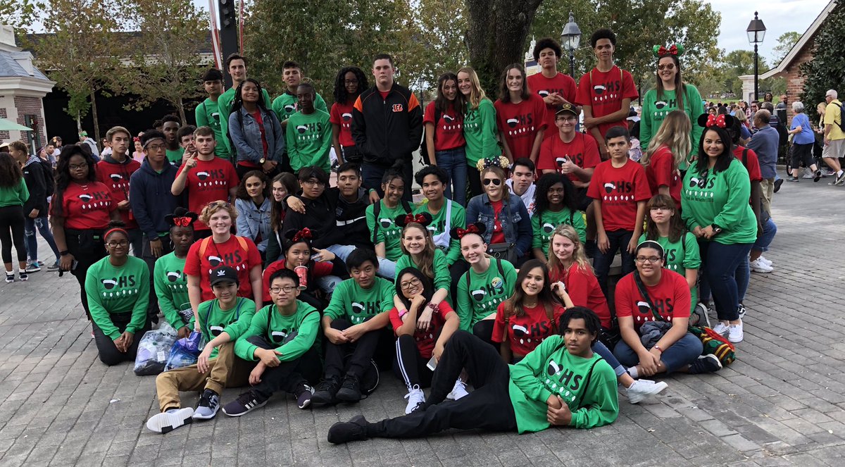 sbreenie_thomas's tweet image. Feeling festive at Epcot with @Srtaperez and the OHS Spanish classes!!! #festivaldelasfiestas #OakleafStrong #ElevateClay @oneclayschools