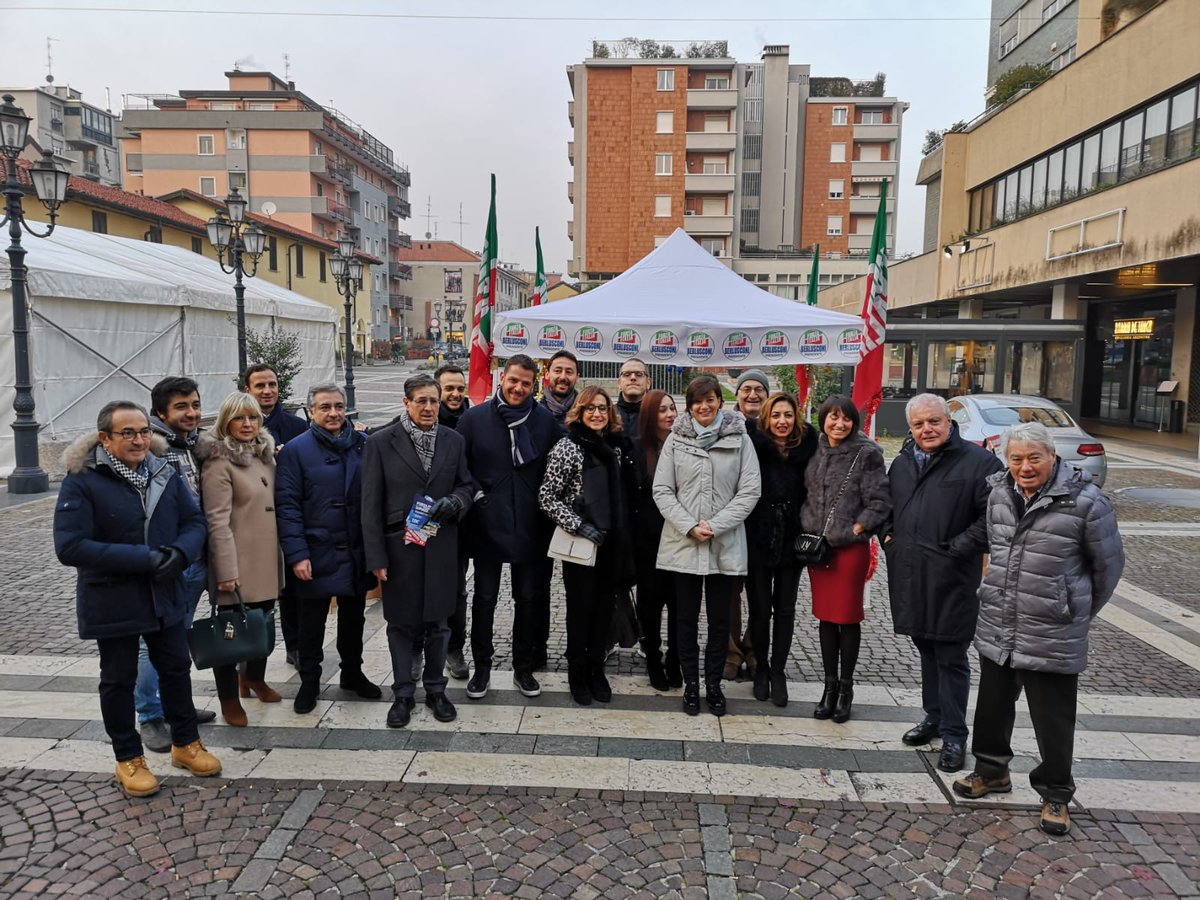 comilara's tweet image. @forza_italia in piazza a #Saronno tra la gente, per presentare la nostra #contromanovra. Noi siamo quelli del #Sì: alle #grandiopere, alla #FlatTax, al #lavoro, alla #crescita, alle #imprese!