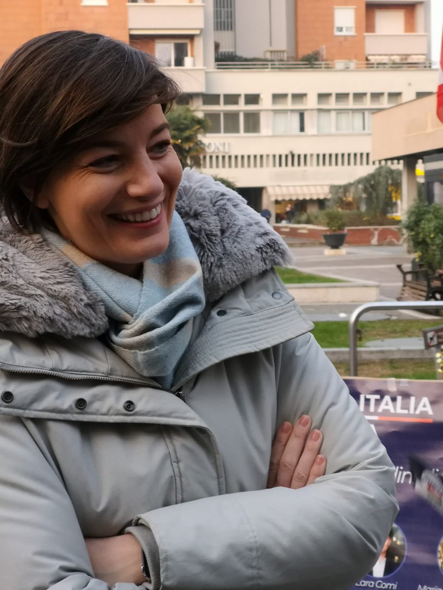 comilara's tweet image. @forza_italia in piazza a #Saronno tra la gente, per presentare la nostra #contromanovra. Noi siamo quelli del #Sì: alle #grandiopere, alla #FlatTax, al #lavoro, alla #crescita, alle #imprese!