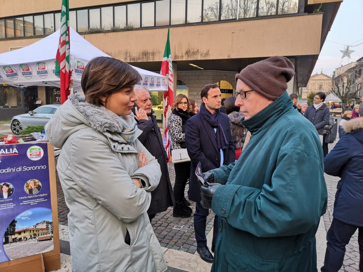 comilara's tweet image. @forza_italia in piazza a #Saronno tra la gente, per presentare la nostra #contromanovra. Noi siamo quelli del #Sì: alle #grandiopere, alla #FlatTax, al #lavoro, alla #crescita, alle #imprese!