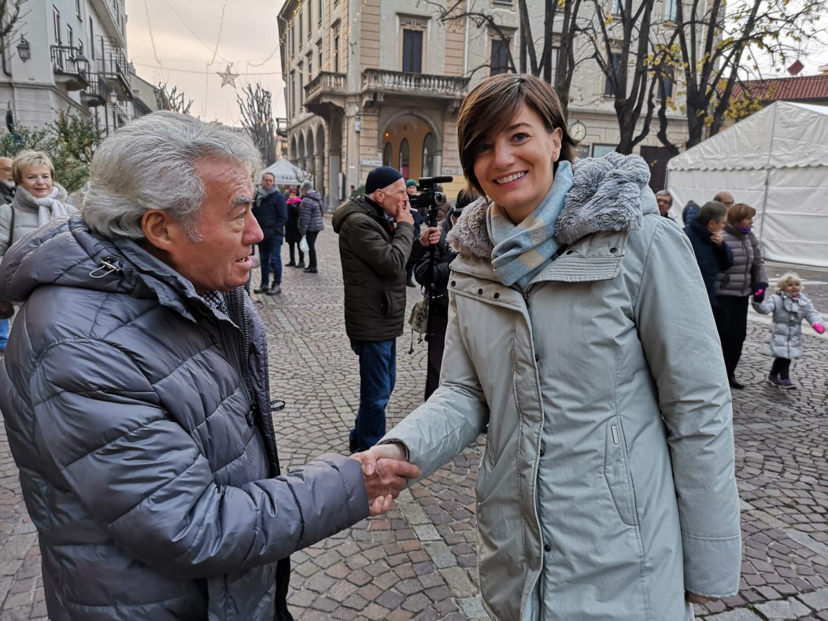 comilara's tweet image. @forza_italia in piazza a #Saronno tra la gente, per presentare la nostra #contromanovra. Noi siamo quelli del #Sì: alle #grandiopere, alla #FlatTax, al #lavoro, alla #crescita, alle #imprese!