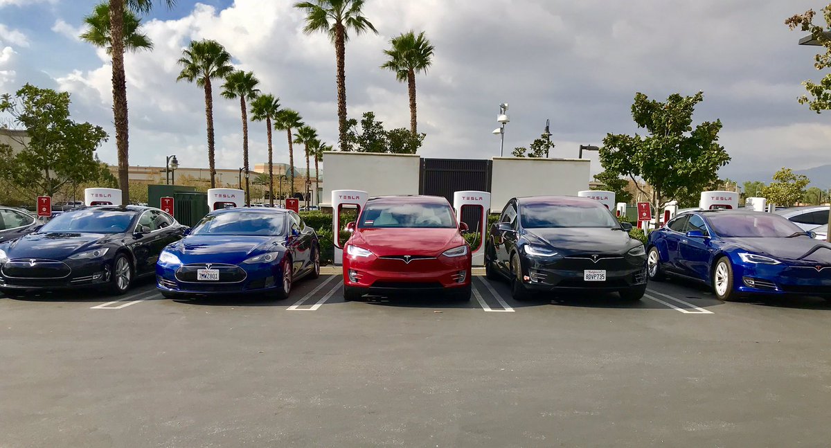 QueenGuggly's tweet photo. Look how pretty my #msruby is. She stands out among her sister #teslas #modelx @Tesla @elonmusk love the #superchargers. Yes #Tesla cars are #women #duh 😋 https://t.co/ur5iaP6zXD