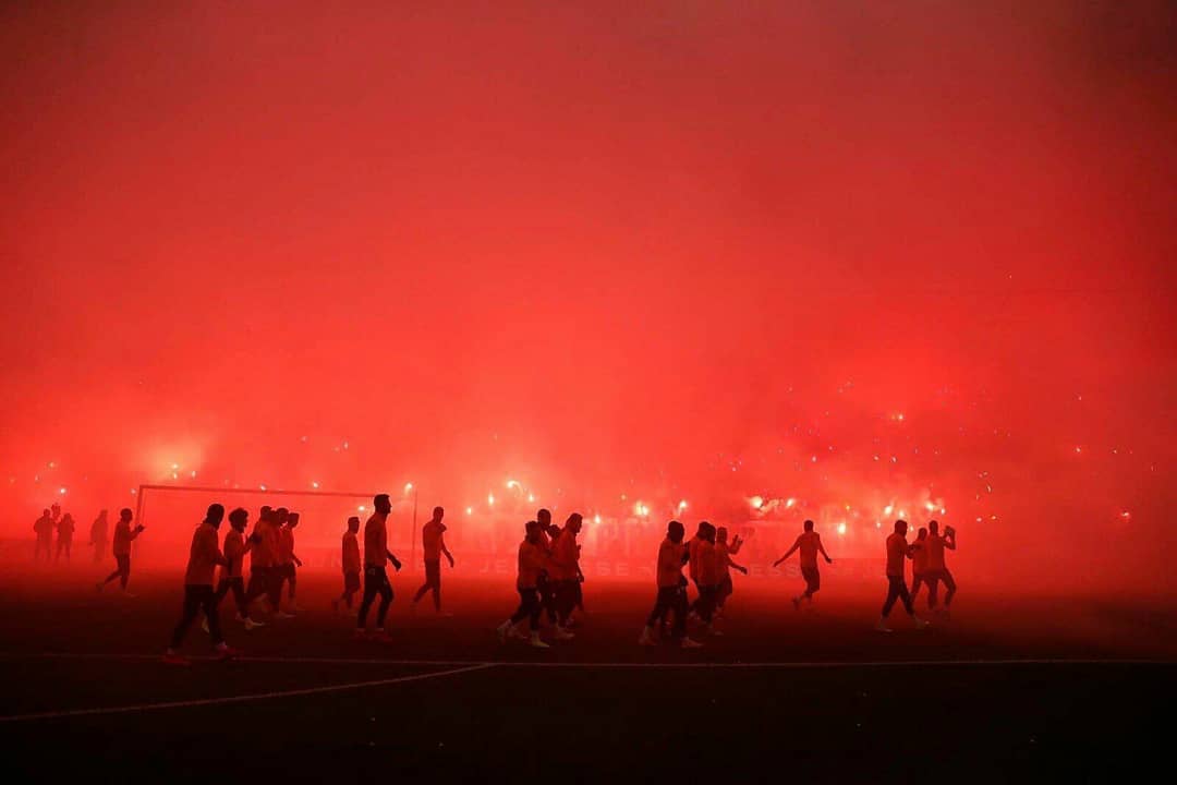 deadespoirs's tweet photo. Ne zaman pes etmeyi düşünürseniz,
Ne zaman mücadeleyi bırakırsanız,
Ne zaman ruhsuz oynarsanız;

Bu anı unutmayın olur mu?

Galatasaray taraftarı gibi inançlı, savaşçı, mücadeleci olmanız dileğiyle. #Konsantrasyon https://t.co/rSOZHm11nh
