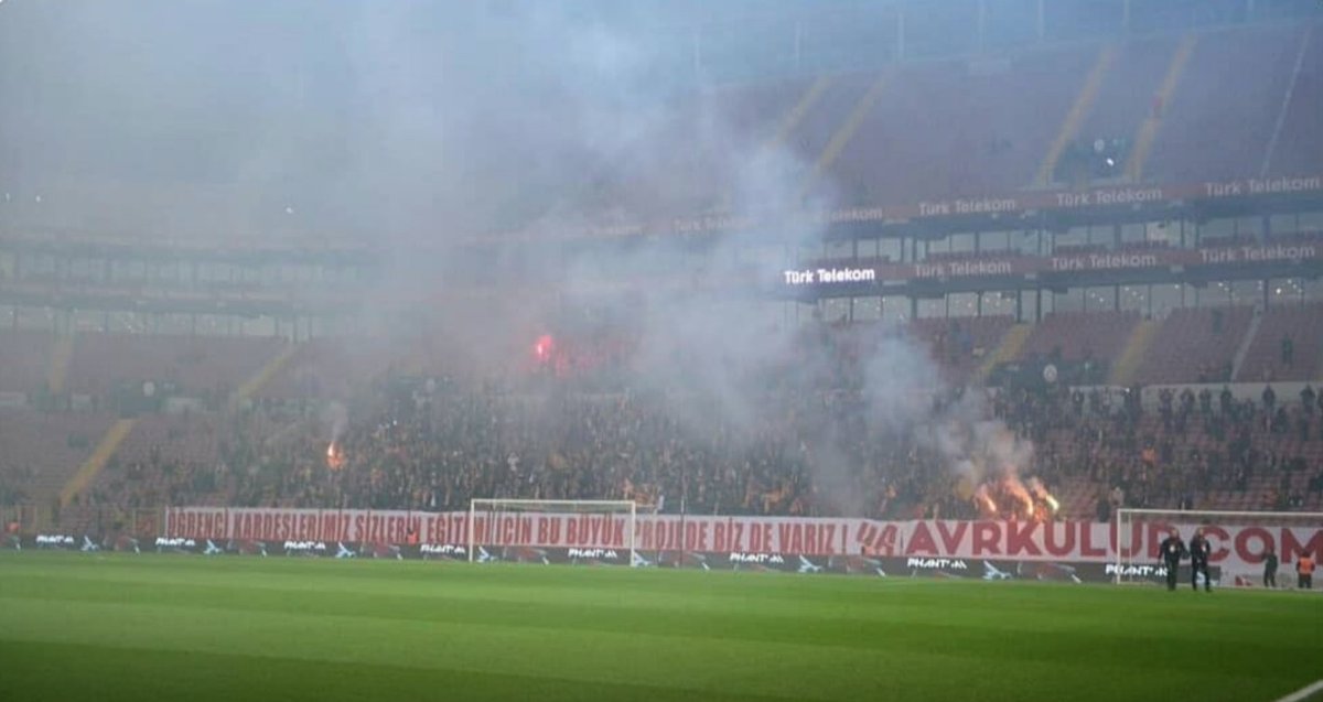 25-50 6alatasaraylı taraftar takımına destek için stada girdi.