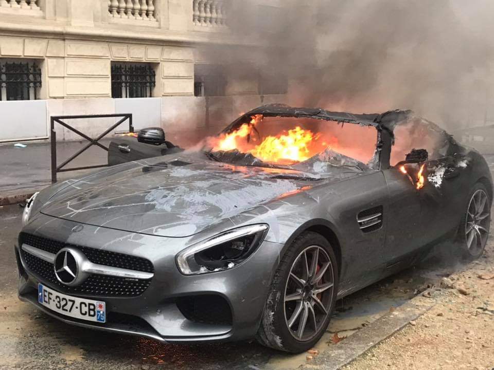 Surtout si vous gagnez de l'argent en France, cachez vous. 
La mentalité Française veut qu on jalouse les gens qui réussissent... 😪

Qui vous dit que ce propriétaire de voiture ne travaille pas dûr pour se la payer ? 

Quelle honte...
#GiletsJaunes #1erDecembre #ChampsElysees