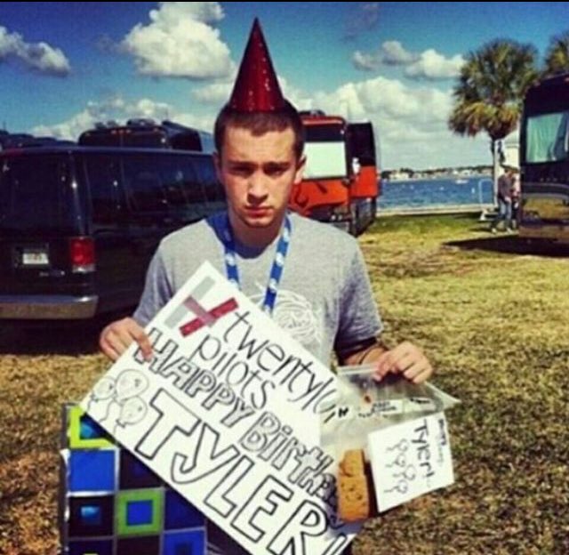 Happy Birthday Tyler Joseph thank you for all that you do you have helped so many people !  