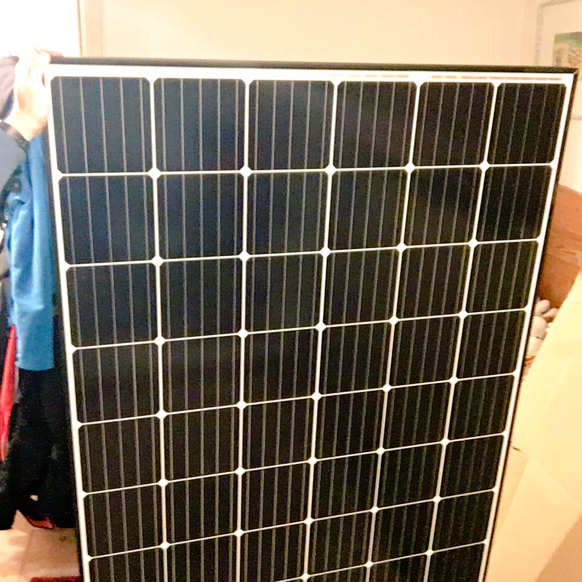 sbamueller's tweet photo. Heute kam mein Geburtstagsgeschenk 🎁 eine #Balkonsolaranlage die muss jetzt nur noch auf dem Balkon angeschlossen werden. Mal schauen wann sich die @badenovaAG meldet. Angemeldet habe ich die Anlage schon, aber es muss wohl noch der Zähler getauscht werden. #greencity @solargeno https://t.co/4wXTP1C8ZY