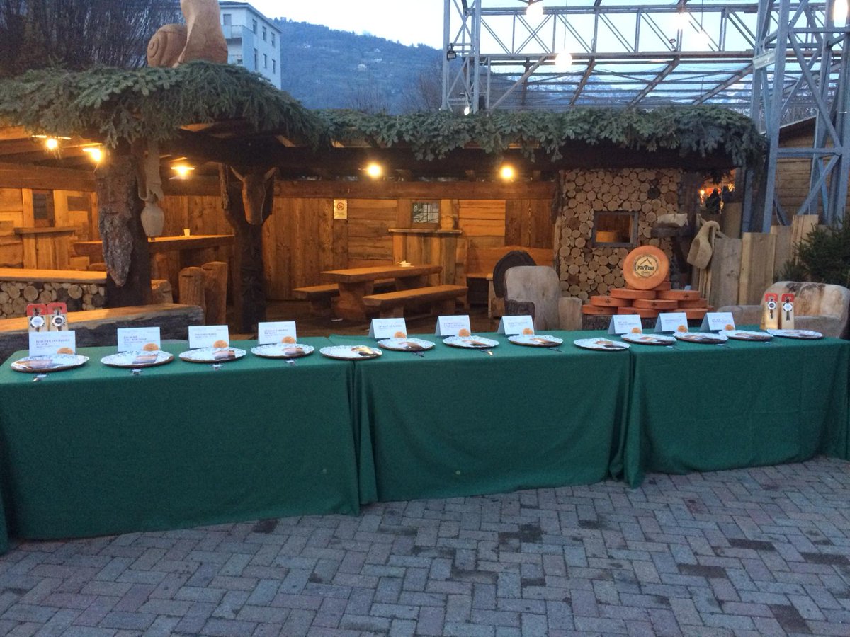 AgriVda's tweet photo. Presentazione al Marché vert Noel alle 17.30 delle Fontine premiate al Modon d'or Concorso nazionale Fontina d'alpage 2018 #Concorsofontina #eccellenzevda https://t.co/C6TmqmsWbi