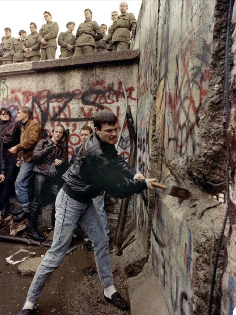 Lonestarmomcom's tweet photo. The day chisels overpowered rifles-
“was set in motion not in Bonn, or Moscow or Washington but rather in hearts and minds of people who had too long been deprived of their God-given rights.”#RIP41
#BerlinWall #NATO #COLDWAR
#BerlinWallFalls #GermanyReunification https://t.co/jmSOQ1XXoI