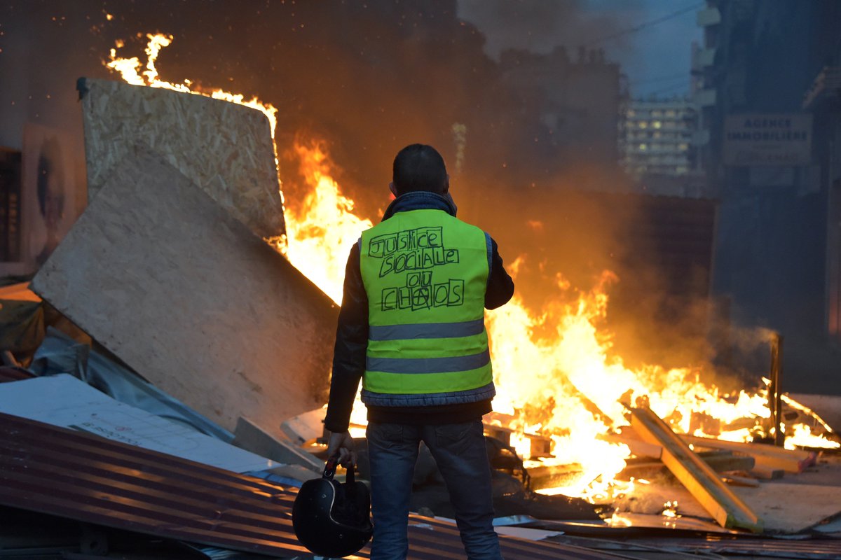 Cette Vidéo Dun Gilet Jaune Blessé Au Visage Par Un Tir De