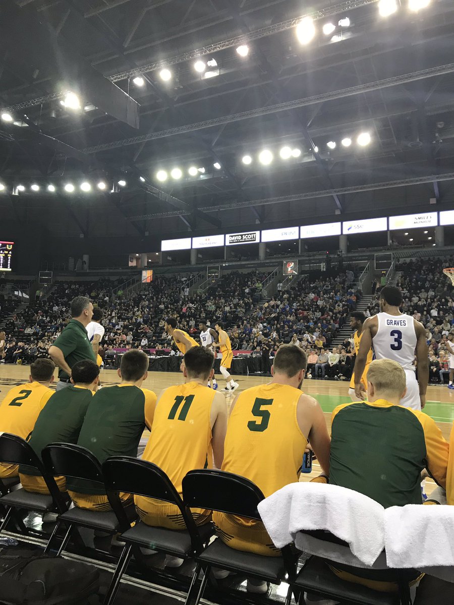 DeirdreHargey's tweet photo. Intense final game between @USFDonsMBB &amp; @UBmenshoops @BelfastClassic this afternoon @SSEBelfastArena both teams hungry for the win and the atmosphere among the crowed is feeding them #ReadySetDunk #BelfastClassic2018 🏀🙌🏻 https://t.co/5ZlCw4V01T