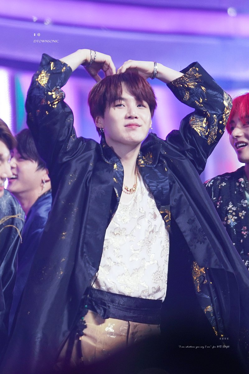 Suga BTS saat menerima penghargaan di Melon Music Awards 2018, Sabtu (1/12/2018).